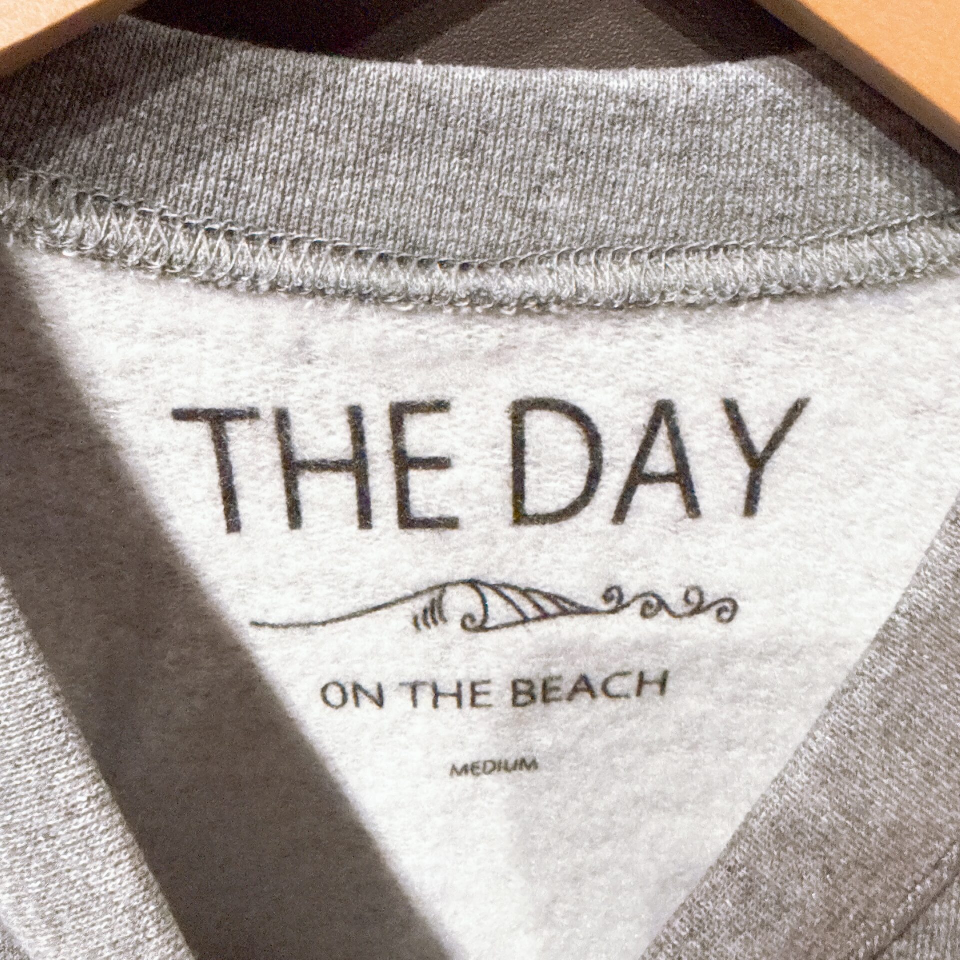 THE DAY ON THE BEACH × TIKKER コラボ トレーナー - 画像 (3)