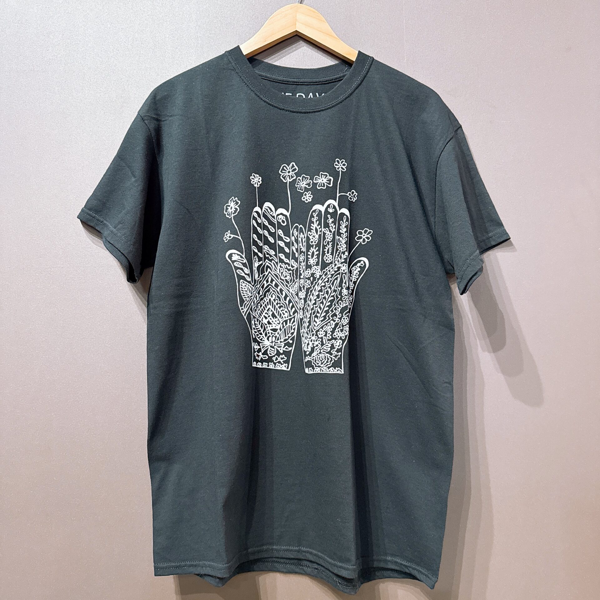THE DAY ON THE BEACH × TIKKER コラボ Tシャツ